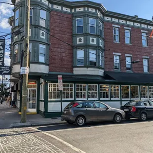 Front of Famous 4th Street Delicatessen