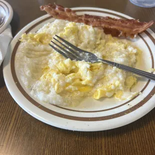a plate of scrambled eggs and bacon