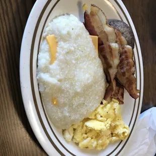 a plate of breakfast food