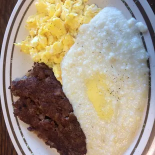 a plate of breakfast food
