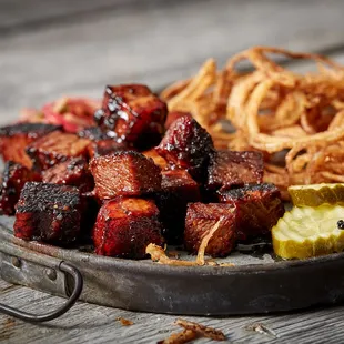 ows a plate of barbecued meat