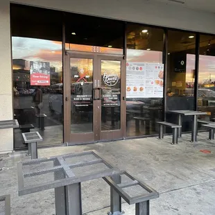 the outside of a restaurant