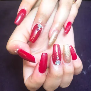 Acrylic nail and shellac polish .