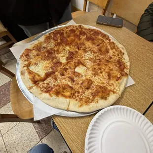 Half cheese half pepperoni pizza