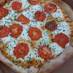 White pizza with added tomato slices