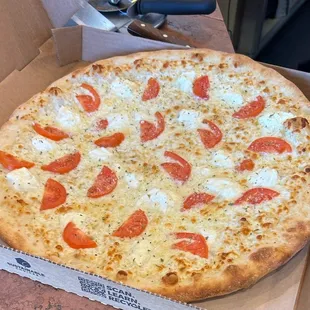 White pizza with tomatoes