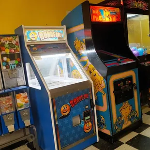 Mini arcade/kid area, quarter pusher Ms. Packman, claw machine, capsule toy and gumball/candy machines.