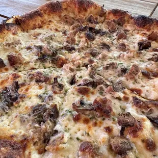 Fungi pizza with added sausage