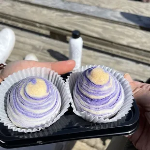 Taro swirl mooncake pastry (not good. The pastry part was hard and unevenly thick, and the inside was too sweet and unappetizing)