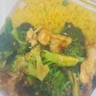 Steaming broccoli with chicken and fried rice