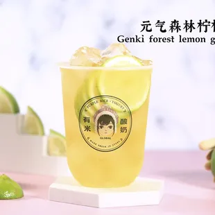 a glass of lemon tea