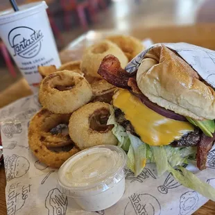 Cheeseburger with onion rings