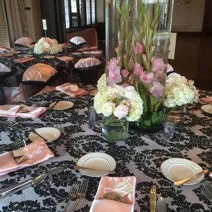 Submerged gladiolas with floating candles surrounded by smaller arrangements for romantic display.