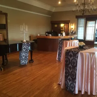 Cocktail hour, appetizers and a baby grand piano, what a great start to an elegant night!