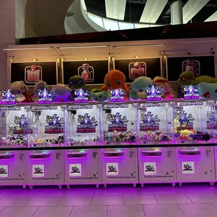 Very large arcade with many choices, in big mall