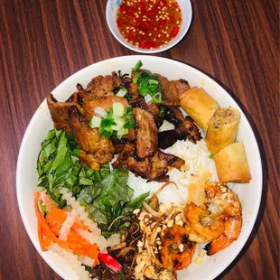 Bún tôm chả giò thịt nướng