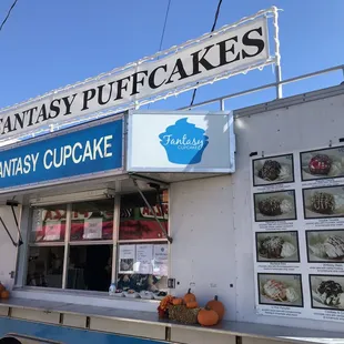 the outside of a food truck