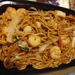 Shrimp lo mein. Nice portion and fresh.