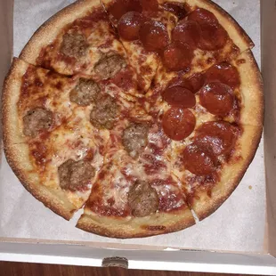 Large Pepperoni/Sausage pizza