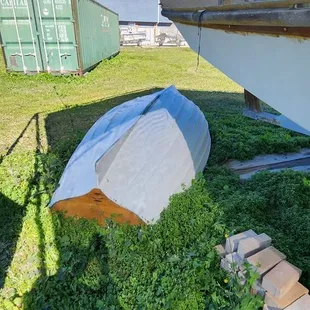 Note slot on boat bottom to accommodate a retractable keel for shallow water.