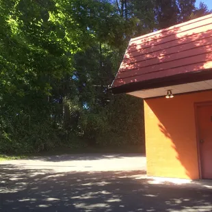 You really can't see the bird at the end of the roof however they have a home back there... But that is the back of the restaurant. 05/08/17