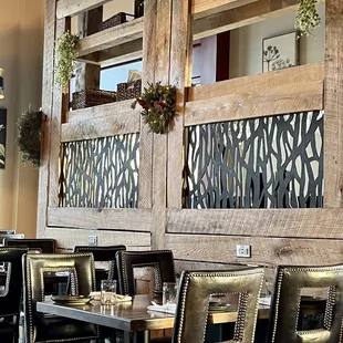 I love the dividers between other tables.