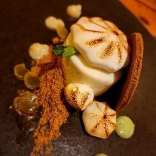 Lemon meringue dessert