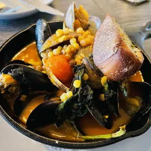SAUTEED MANILA CLAMS AND MUSSELS