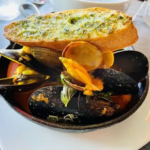 SAUTEED MANILA CLAMS AND MUSSELS