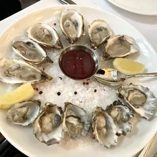 Tiny oysters with bland champignon.