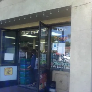Storefront of Farm Fresh on the west side of Pioneer Blvd.  There is another Farm Fresh on the east side of Pioneer as well.