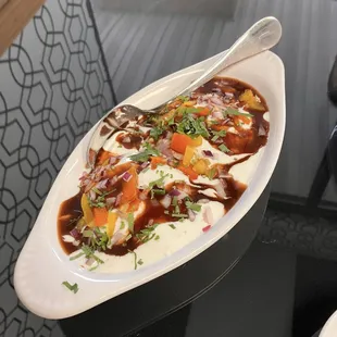 TAWA TIKKI Mildly spiced potato topped with yogurt, bellpeppers and tamarind sauce