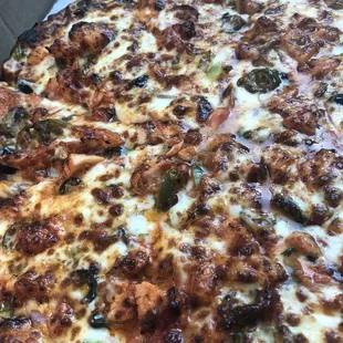 Chicken tikka pizza with fluffy crust (other options are crispy and thin crust)