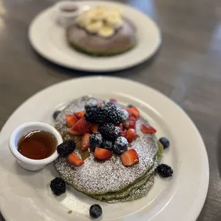 pancakes with berries and powdered sugar