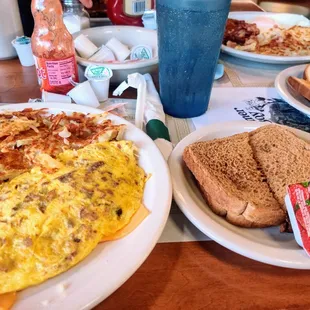 an omelet, bread, and soda