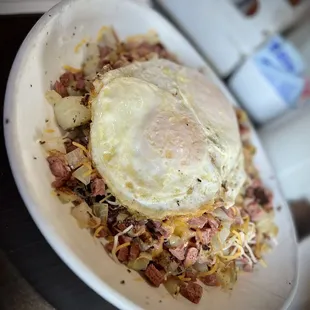 a plate of hash browns and an egg