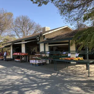 the outside of a farmers market
