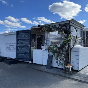 the outside of a food truck