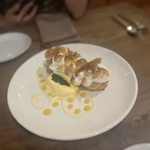 Eclair dessert