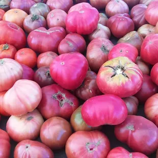 Luscious heirloom tomatoes at Old  Town Elk Grove Farmers Market  Photo Credit:  AreYouThatWoman.com