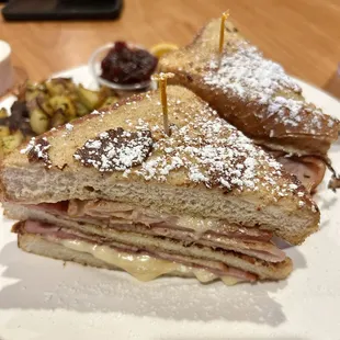 Monte Cristo sándwich w/ home potatoes