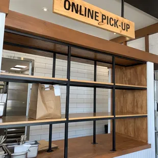 Online order pickup station