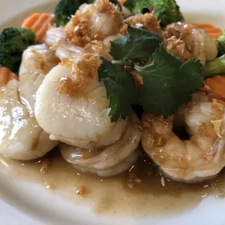 Shrimp and Scallops in Garlic Sauce