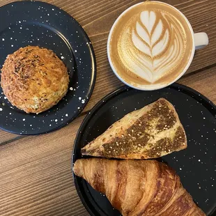 Cappuccino / 2 scones / croissant