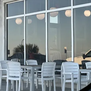 a table and chairs outside of a restaurant