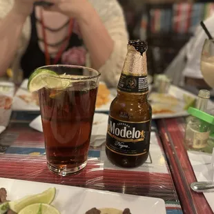 $8 Modelo Especial vs $4 Modelo Negro same amount