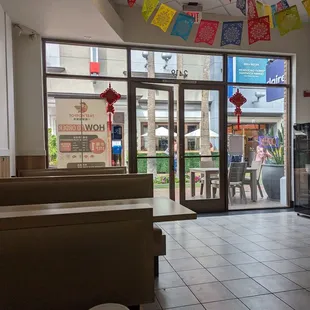 the inside of a fast food restaurant
