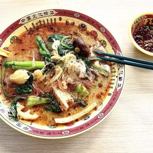 Vermicelli noodles with assorted fishballs and vegetables.
