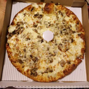 mushrooms on creamy garlic base.  eat your heart out pizza hut