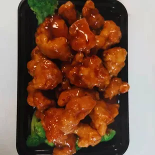 a plate of chicken and broccoli